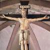 Das Kruzifix in der Weißenhorner Leonhardskapelle zeigt einen Jesus im romanischen Stil. Das Bild stammt aus einem Kunstführer aus dem Anton-H.-Konrad-Verlag.