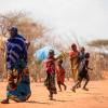 Auf der Flucht im eigenen Land: Eine Mutter geht in der von Dürre und Hunger geplagten äthiopischen Somali-Region mit ihren Kindern durch ein Flüchtlingsdorf.