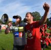 Nico Herzig (rechts) feierte mit den Fans des TSV Steinbach ausgelassen den Sieg im Finale des Hessenpokals gegen Hessen Kassel.