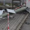 Ein Laternenmast in Mering wurde bei einem Unfall abgebrochen.