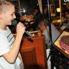 Ein glühender Karaoke-Fan ist der 13-jährige Tim Bartella. Am Karaoke-Contest, der am Freitagabend im Café Carina in Illertissen stattfand, hat er zwar nicht teilgenommen – Mit seiner Interpretation eines Hits der Münchner Freiheit konnte er das Publikum trotzdem überzeugen.
