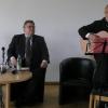 (Von links) Thomas Goppel war der erste Gast des von Alex Dorow moderierten Kulturforums in St. Ottilien, bei dem auch Erzabt Wolfgang Öxler zur Gitarre griff.  	