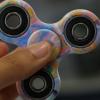 So sieht das aktuelle Trend-Spielzeug aus. Mit viel Schwung kann jeder die Fidget Spinner zum „spinnen“ bringen. Im Internet kursieren bereits Videos, die coole Tricks zeigen. 