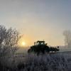 Viele Landwirtinnen und Landwirte nutzen aktuell den Frost in den frühen Morgenstunden, um die im Herbst angebauten Zwischenfrüchte bodenschonend einzuarbeiten und so optimale Voraussetzungen für die Aussaat der Sommerungen zu schaffen. Dieses Bild stammt von Benedikt Decker aus Wittislingen. 