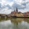 Herz des Welterbes in Regensburg ist Altstadt mit der Steinernen Brücke.