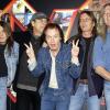 Die Mitglieder der Band AC/DC Malcolm Young (l-r), Brian Johnson, Angus Young, Phil Rudd and Cliff Williams 2003 in London