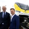 Roland Busch (l), Vorstandsvorsitzender von Siemens, und Richard Lutz, Vorstandsvorsitzender der Deutschen Bahn, stehen vor einem neuartigen Wasserstoffzug.