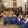 Auf dem Bild sind alle Akteure, die beim Festakt zum 125-jährigen Jubiläum des Gesangvereins in der Synagoge mitgewirkt haben, zu sehen. Das Männerensemble des Gesangvereins, der Kinder- und Jugendchor „die Frohsinger“ (gelbe T-Shirts) und das gemischte Quartett „Z’all Viert“. Links im Bild Chorleiter Anton Kapfer.