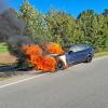 Flammen schlugen aus dem Auto, das in Altenstadt brannte.