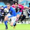 Lieferten sich in der Montagabend-Partie einen packenden Kampf: Italiens Giorgio Chiellini (links) und Paraguays Roque Santa Cruz (rechts), einst beim FC Bayern München unter Vertrag. Foto: dpa