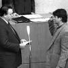 Am 12.12.1985 vereidigt Hessens Ministerpräsident Holger Börner (links) Joschka Fischer als Staatsminister für Umwelt und Energie.