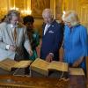 König Charles III. und Königin Camilla betrachten das erste Shakespeare-Folio während eines Empfangs auf Schloss Windsor.