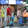 Nachdem die Therme coronabedingt 102 Tage lang geschlossen war, standen am Samstag schon eine Stunde vor der offiziellen Wiedereröffnung die ersten Badegäste vor den Kassen Schlange. 	