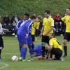 Arbeit für den Referee: Hier äußern Binswangens Manfred Müller (knieend) und der Bäumenheimer Kevin Bumberger (links) Meinungsverschiedenheiten. 