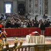 Benedikt XVI., aufgebahrt im Petersdom.