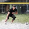 Fabian Giefer legt im Trainingslager Zusatzschichten auf dem Beachvolleyball-Feld ein.