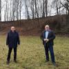 In Höchstädt soll ein zweiter Naturkindergarten am Molberg entstehen. Bürgermeister Gerrit Maneth (rechts) und BRK-Geschäftsführer Stephan Härpfer haben sich den Standort angeschaut.  