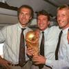 Lothar Matthäus (M) war 1990 Kapitän der Weltmeister-Mannschaft von Teamchef Beckenbauer (l).