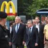 Bayerns Innenminister Joachim Herrmann (links) zusammen mit Bundesinnenminister Thomas de Maiziere vor einem Jahr am Ort des Amoklaufs in München.