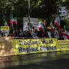 Mitglieder des Nationalen Widerstandsrates Iran demonstrieren vor der iranischen Botschaft in Berlin wegen des Todes einer 22 Jahre alte Frau in Teheran.
