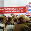 Vereinsmitglieder sitzen auf der Jahreshauptversammlung des FC Bayern München.