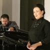 Ein gutes Gespann: Sängerin Esther Kretzinger (rechts) und Pianist Andrej Hovrin (links) im Fuggerschloss. 	