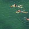 Schwimmen sollte man nur in Seen, wo die Wasserrettung im Notfall zur Stelle ist, rät die Deutsche Lebens-Rettungs-Gesellschaft.  	