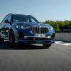 Kommt ein Riesen-SUV geflogen: Der neue BMW Alpina XB7 auf der Rennstrecke Bilster Berg, pilotiert von unserem Autor Rudolf Bögel.