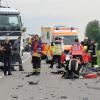 Die Versorgung von Verletzten gehört leider auch zum Verkehrsgeschehen im Landkreis, so wie hier auf der B 16 bei Burgheim.

