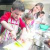 Mit Kindern kochen oder backen kann ein schönes gemeinsames Erlebnis sein. 	