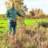 Maximilian Simmnacher, Fachkraft für Naturschutz von der Unteren Naturschutzbehörde am Landratsamt in Mindelheim, zeigt Ausgleichsflächen, welche die Gemeinde Boos in der Nähe zum Booser Ried geschaffen hat. 	