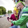 Auf einmal scheint die ganze Welt nach «Pokémon» verrückt zu sein. Hier spielen zwei begeisterte Fans in den Niederlanden.
