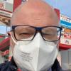 Unser Autor mit korrekter FFP2-Maske vor einem großen Einkaufszentrum.  	
