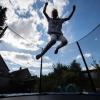 Ein Unbekannter hat ein Trampolin gestohlen, das eine Familie in einem Garten in Wettenhausen aufgebaut hatte.