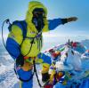 Auf dem Dach der Welt: Am 24. Mai erreichte der Füssener Extrem-Alpinist und Bergführer mit einer siebenköpfigen Gruppe den Gipfel des 8848 Meter hohen Mount Everest. Sein Weg dorthin führte vorbei an acht leblosen Körpern, eine Frau war erst einen Tag vorher am Everest gestorben. 