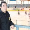 Prominenter Kiebitz beim Spiel der Knabenmannschaft des HC Landsberg gegen den Augsburger EV: Larry Mitchell, DEL-Coach der Augsburger Panther.  