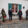 Öffneten am Mittwoch das erste Fenster am Aichacher Rathausadventskalender, den heuer der Kunstverein Aichach gestaltet hat: (von links) der Kunstvereins-Vorsitzende Werner Plöckl, Organisatorin Maria Breuer, Bürgermeister Klaus 
Habermann und die Kunstvereinsmitglieder Irene Rung. Jürgen Krass und Herbert Kretschmer.