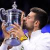Inzwischen ein gewohntes Bild: Novak Djokovic küsst die US-Open-Trophäe.
