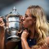 Angelique Kerber küsst ihren Pokal nach dem Sieg bei den US Open 2016. Außerdem hat Deutschland wieder eine neue Nummer 1.