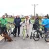 Rettenbach hat eine neue Radwegverbindung. Das Foto zeigt Gemeinderat/Referent für Wald- und Wegebau Ralf Hoffmann, Zweiten Bürgermeister Alexander von Riedheim, Erste Bürgermeisterin Sandra Dietrich-Kast, Planer Christopher Weigelt Gemeinderat/Referent für Verkehr und Sicherheit Martin Ostermeyer, Kämmerer Christoph Zeh und Hund Anton.