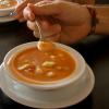 Gazpacho ist eine kalte Gemüsesuppe. Das Gericht, eines der Meisterwerke iberischer Kochkunst, wird unter anderem aus Tomaten, Gurken, Paprika, Zwiebeln und Knoblauch zusammengemixt.