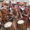 Viele Besucher aus Mindelheim und Umgebung haben sich die italienischen Fahnenschwinger am zweiten Frundsbergfest-Wochenende angeschaut.