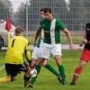 Aus dem Spiel heraus gelang den Ambergern um Alois Schneider (Mitte) kein Tor gegen den TSV Kirchheim (schwarz-rote Trikots). Doch das machte nichts, denn drei erfolgreiche Standards ebneten den Weg zum 3:1-Sieg. 