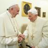 Papst Franziskus (links) und der emeritierte Papst Benedikt XVI sind unterschiedlicher Meinung.