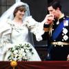 Prinz Charles Prinzessin küsst Diana auf dem Balkon des Buckingham Palastes die Hand. Es war eine Traumhochzeit - doch die Ehe endete als Albtraum.