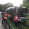 Am Roten Tor in Augsburg ist ein Bus der Linie B 3 auf den Tramgleisen gelandet.