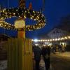 Der Gemeindeplatz war zum Dasinger Weihnachtsmarkt stimmungsvoll beleuchtet.