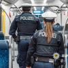 Die Bundespolizei ermittelt gegen einen Mann, der in einem S-Bahn-Zug der Linie S4 von Geltendorf nach München schwarzgefahren ist und Mitarbeitende beleidigt hat.