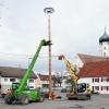 Mitarbeiter des Bauhofs haben auf dem Marktplatz einen zwölf Meter hohen Masten mit dem Nest aufgestellt.