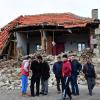 Dorfbewohner stehen in Canakkale vor einem beschädigten Haus. Eine Erdbebenserie hat die Menschen auf der Insel Lesbos in der Ostägäis und der n Küstenregion von Troja in Angst versetzt. 